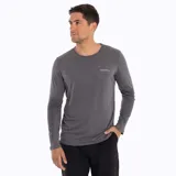 Remera de manga larga Merrell modelo Misuri, color gris melange, con cuello redondo y logo de la marca estampado en el pecho. Confeccionada con tecnología Swiftdry para absorción de humedad.