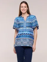 Blusa estampada en tonos azules con escote en V y cuello con frunces. Tiene mangas cortas amplias estilo mariposa y corte recto a la cadera.