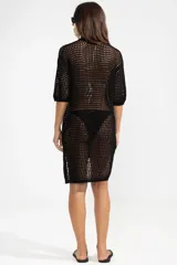 Camisa larga de punto abierto color negro con cuello clásico, cierre frontal con botones y mangas 3/4.