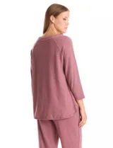 Buzo rosa de tejido suave, con cuello redondo y ribete, escote en V, mangas largas tipo raglán y corte holgado.