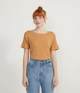 Blusa básica de cuello redondo y manga corta con detalle de dobladillo, confeccionada en tejido de viscosa con elastano.