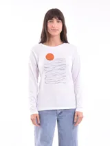 Remera negra de manga larga con escote en V y estampa frontal blanca con diseño de soles y la frase 'Woke Up'.