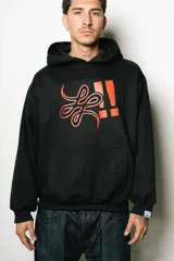 Hoodie oversize negro con capucha y bolsillo canguro frontal. Estampado frontal en rojo que simula un logo estilizado junto a dos signos de exclamación.