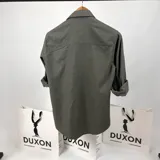 Camisa de vestir verde musgo, de corte clásico, con cuello italiano, manga larga con puños abotonados y logo bordado en el pecho.