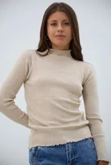 Polera de tejido de punto fino, color beige, con cuello alto y terminaciones con borde ondulado en cuello, puños y ruedo.
