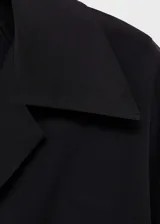 Camisa negra de tejido satinado, manga corta, cuello camisero y cierre frontal con botones.