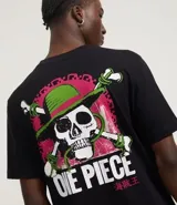 Remera negra de algodón con estampado en la espalda de la calavera con sombrero de paja de One Piece.