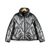Campera puffer plateada con cuello alto, cierre frontal negro, bolsillos laterales y elástico interno para mejor ajuste.
