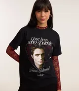 Remera de algodón color negro, con cuello redondo, manga corta y estampa frontal de Edward Cullen de la saga Crepúsculo.