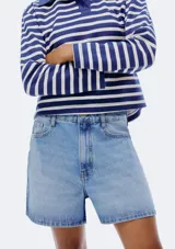 Short de jean azul claro, de tiro medio y corte recto.