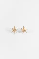 Par de caravanas tipo clip con diseño de estrella de múltiples puntas en color dorado.