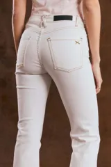 Pantalón jean de corte oxford, color blanco, con silueta ajustada en caderas y muslos y botamanga acampanada. Cuenta con bolsillos clásicos y costuras pespunteadas en contraste.