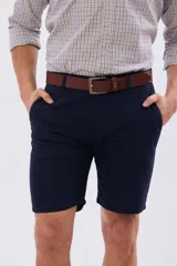 Bermuda clásica de corte recto, con bolsillos laterales y traseros, confeccionada en mezcla de lino y algodón.