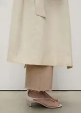 Jeans de tiro alto, color beige, con diseño culotte, perneras rectas, bajo deshilachado y cierre de cremallera y botón con trabillas para cinturón.