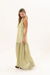 Vestido largo verde con cuello halter, cuerpo con diseño de rombos pespuntados y falda fluida transparente.