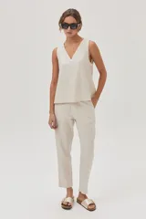 Musculosa color crema de lino metalizado con escote en V y sin mangas.