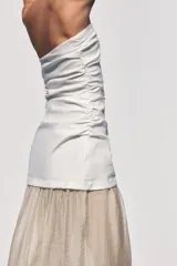 Vestido midi de escote palabra de honor con cuerpo drapeado y falda de tejido combinado con caída fluida. Presenta cierre con cremallera oculta.