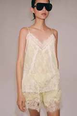 Top de tirantes finos confeccionado en hilatura con cupro, con diseño en tejido jacquard y aplicaciones de encaje a tono en el escote y el ruedo.