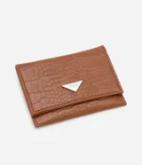 Billetera pequeña tipo sobre de Satinato, confeccionada en material sintético con textura crocco en color marrón. Cuenta con cierre de botón a presión y aplique metálico triangular plateado con el logo de la marca.