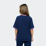 Remera de fútbol Umbro del Club Nacional de Football para mujer. Diseño azul con detalles tricolor en cuello y mangas. Incluye logo de Umbro y escudo del club en el frente.