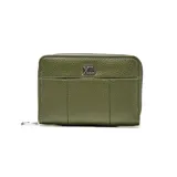 Billetera de tamaño compacto en color verde oliva, confeccionada en material símil cuero con textura granulada. Presenta un diseño con costuras verticales decorativas y el logo metálico de la marca en la parte frontal. Cuenta con cierre perimetral.