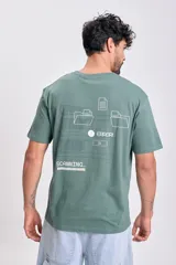 Remera verde con estampa en la espalda que simula una pantalla de computadora con carpetas, archivos, mensajes de error y la leyenda 'Scanning...'.