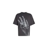 Remera Adidas Originals de corte holgado, color negro, con un gran estampado gráfico de una mano con anillos y el logo de la marca en el frente.