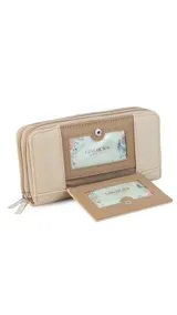 Billetera larga de diseño rectangular en tono beige, confeccionada en símil cuero con textura combinada. Cuenta con doble compartimento principal con cierre, solapa frontal con broche a presión, visor para documentos y tarjetero extraíble. Incluye monedero interno y múltiples espacios para billetes y tarjetas.