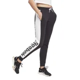 Pantalón de jogging deportivo Reebok color negro, con cordón ajustable blanco en la cintura y el logo de la marca bordado en la pierna izquierda. Cuenta con puños elásticos en los tobillos y franjas laterales blancas.