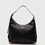 Cartera tipo hobo de cuero vegano color negro, con diseño minimalista, cierre superior y logo metálico plateado en el frente. Cuenta con una correa ajustable con hebilla.