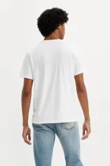 Musculosa blanca de algodón con logo Levi's en el pecho con los colores del arcoíris.