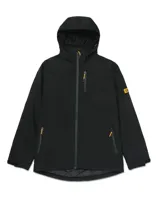 Chaqueta técnica negra de Caterpillar, diseñada con tecnología Storm Blocker+ para protección contra agua y viento. Cuenta con capucha ajustable y extraíble, cierre frontal completo con protector de barbilla, bolsillo en el pecho y bolsillos laterales con cremalleras impermeables, y logo de la marca en el brazo.