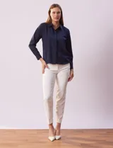 Camisa azul marino de gasa, marca Sioni. Cuello con solapa y abertura central con botones. Manga larga con puño y botón.