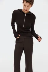 Pantalón tobillero de color marrón, con ajuste ceñido, raya frontal y posterior, cintura estándar, bolsillos al bies y piernas con corte bootcut.