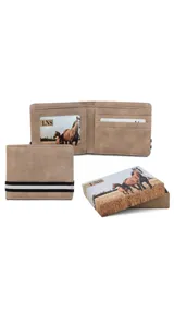 Billetera de cuero sintético color marrón oscuro, con diseño plegable y detalle de banda elástica decorativa con rayas horizontales en tonos beige y blanco en la parte frontal.