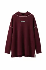 Sweater de punto color bordó con capucha, diseño holgado y aberturas laterales. Presenta detalles de pespuntes a contratono en los bordes y un parche con el logo de la marca en el pecho.