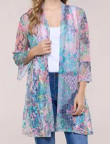 Cardigan largo de tul semitransparente color verde, con estampado patchwork y bordados florales en relieve. Presenta diseño de frente abierto con solapas fluidas y mangas tres cuartos acampanadas.