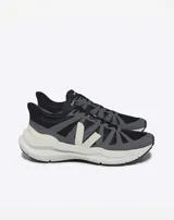 Championes de running Veja modelo Condor 3 ADV, con diseño técnico en tonos negro y gris, suela de plataforma blanca y logo lateral en color crema.