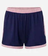 Conjunto de pijama corto compuesto por una musculosa de breteles finos y un short con cintura elástica. Ambas piezas son de color azul marino con detalles de bies en color rosado en los bordes.