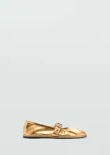 Zapato tipo bailarina de color dorado con acabado metalizado, punta redonda y detalle de tira con hebilla metálica en el empeine.