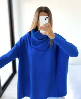 Polerón de punto color azul, con diseño oversize, cuello caído y mangas largas con puños acanalados.