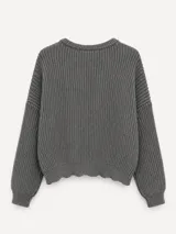 Buzo de punto inglés grueso en color gris melange, de corte amplio con hombros caídos y mangas largas, con sutil bordado de la marca en el pecho.
