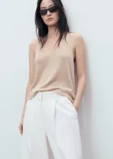 Top Vella de punto fino sin mangas, color beige tostado, con escote en V y tirantes anchos de diseño recto.