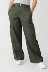 Pantalón cargo negro de tiro alto y corte ancho.