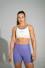 Calza corta deportiva de tiro alto color lila, confeccionada en poliamida y elastano, con logo bordado en la pierna.