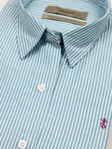 Camisa de vestir de algodón a rayas verticales blancas y bordó, de corte clásico y manga larga.