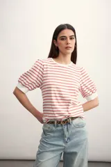 Remera de algodón con estampado de rayas horizontales en color verde claro sobre fondo blanco, con mangas cortas abullonadas y puños lisos.