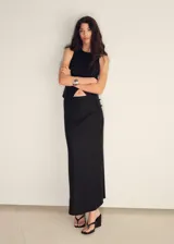 Falda larga recta de tiro medio, en tejido mezcla de viscosa, lino y algodón color negro, con cierre de botones laterales.