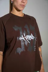 Remera boxy marrón de algodón elastizado con diseño estampado frontal estilo urbano.