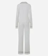 Pijama de dos piezas confeccionado en tejido ribana, compuesto por una blusa de manga larga con escote en V y cuello tipo polo, y un pantalón de corte recto. Ambas prendas presentan un diseño liso en color blanco con detalles de biés en contraste color negro en el cuello, puños y ruedo.